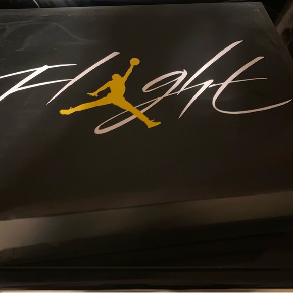 Hello, I have these brand new never worn Jordan 4 Thunder 2023 woman size 6 - Picture 8 of 8